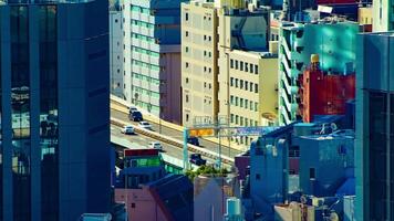 en Timelapse av stadsbild på de urban stad i tokyo lång skott hög vinkel panorering video