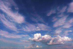 rosado cirro y cúmulo marcha atrás en un azul cielo antecedentes en un soleado verano día en bueno clima foto