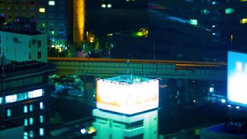 een nacht timelapse van snelweg Bij de stedelijk stad in tokyo focus verleggen kantelen video