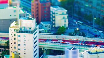 en Timelapse av motorväg på de urban stad i tokyo tiltshift panorering video