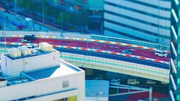 en Timelapse av motorväg på de urban stad i tokyo tiltshift panorering video