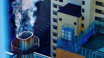 rook tijd vervallen Bij de chemney in de stedelijk stad in tokyo pannen video