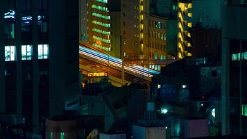 een nacht timelapse van snelweg Bij de stedelijk stad in tokyo lang schot zoom video