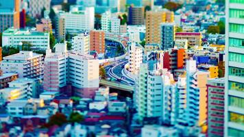 een timelapse van snelweg Bij de stedelijk stad in tokyo focus verleggen video