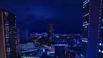 uma noite espaço de tempo do paisagem urbana às a urbano cidade dentro Tóquio Largo tiro panning video
