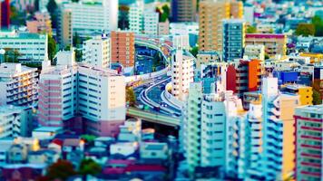 een timelapse van snelweg Bij de stedelijk stad in tokyo focus verleggen zoom video