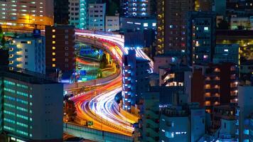 ein Nacht Zeitraffer von Autobahn beim das städtisch Stadt im Tokyo lange Schuss Zoomen video