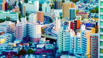 en Timelapse av motorväg på de urban stad i tokyo tiltshift zoom video