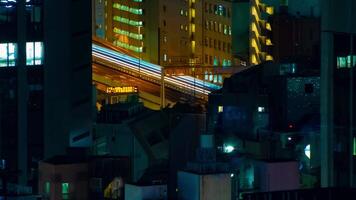 een nacht timelapse van snelweg Bij de stedelijk stad in tokyo lang schot pannen video