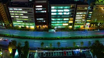 en natt Timelapse av gata på de urban stad i tokyo bred skott zoom video