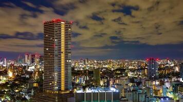 un' alba lasso di tempo di paesaggio urbano nel tokyo alto angolo largo tiro inclinazione video