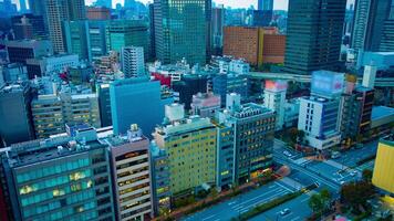 uma espaço de tempo do rua às a urbano cidade dentro Tóquio Alto ângulo Largo tiro inclinar video