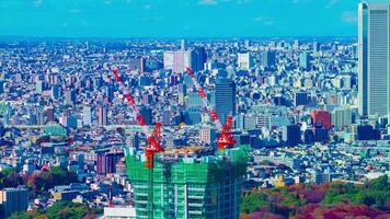 une laps de temps de en mouvement grues à Haut de le bâtiment dans tokyo haute angle longue coup inclinaison video