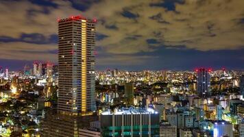 un' alba lasso di tempo di paesaggio urbano nel tokyo alto angolo largo tiro inclinazione video