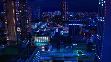 un noche lapso de tiempo de paisaje urbano a el urbano ciudad en tokio amplio Disparo panorámica video