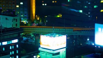 een nacht timelapse van snelweg Bij de stedelijk stad in tokyo focus verleggen video