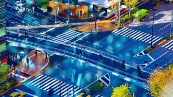 une laps de temps de rue à le Urbain ville dans tokyo haute angle longue coup inclinaison video