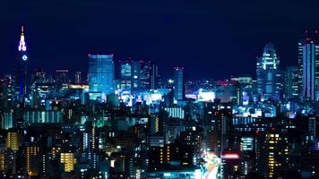 un noche lapso de tiempo de paisaje urbano a el urbano ciudad en tokio amplio Disparo enfocar video