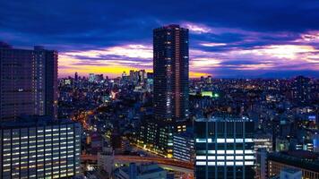 une crépuscule laps de temps de paysage urbain dans tokyo haute angle large coup Zoom video