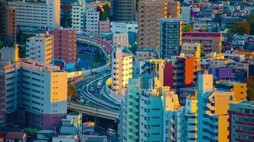 en Timelapse av motorväg på de urban stad i tokyo lång skott luta video