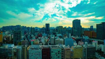 een timelapse van stadsgezicht Bij de stedelijk stad in tokyo breed schot hoog hoek zoom video