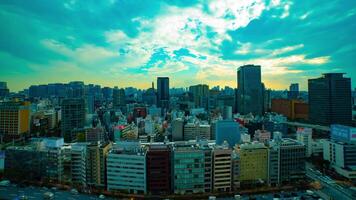 un' lasso di tempo di paesaggio urbano a il urbano città nel tokyo largo tiro alto angolo inclinazione video