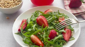 vitamin sallad av jordgubb med arugula video