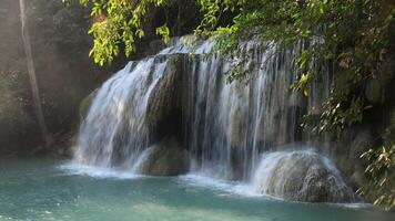 Erawan cascade 2e niveau, magnifique cascade dans Kanchanaburi, Thaïlande video