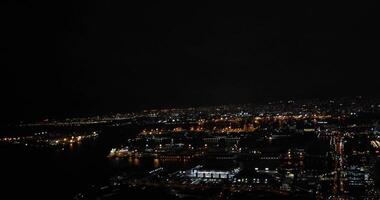 uma aéreo Visão do noite paisagem urbana dentro Tóquio video