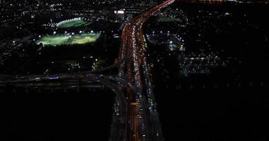 un aéreo ver de noche paisaje urbano en chiba video