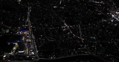 uma aéreo Visão do noite paisagem urbana dentro Tóquio video