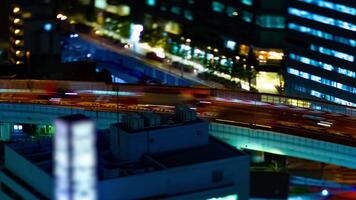 een nacht timelapse van snelweg Bij de stedelijk stad in tokyo focus verleggen zoom video