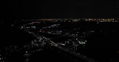 un aéreo ver de noche paisaje urbano en tokio video