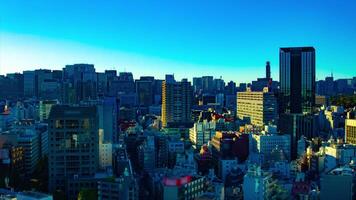 un lapso de tiempo de paisaje urbano a el urbano ciudad en tokio medio Disparo alto ángulo inclinación video