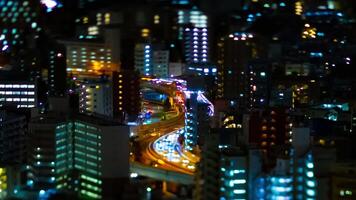 een nacht timelapse van snelweg Bij de stedelijk stad in tokyo focus verleggen pannen video