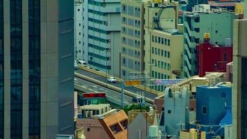 ein Zeitraffer von Autobahn beim das städtisch Stadt im Tokyo lange Schuss hoch Winkel Schwenken video
