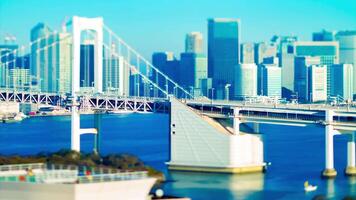 een timelapse van brug snelweg Bij de stedelijk stad in tokyo focus verleggen video