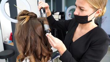 das Friseur Locken das Mädchen Haar im ein Schönheit Salon. video