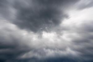 cielo con nubes dramáticas foto