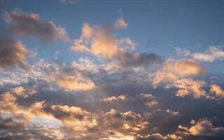 cielo con nubes dramáticas foto