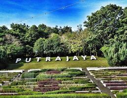 putra jaya, Malasia en mayo 22 2023. un icónico firmar lee putrajaya en un hermosa parque en el lado de el la carretera. foto