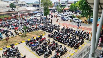 bekasi, Indonesia en diciembre 23 2023. muchos motorizado vehículos de varios tipos llenar el bekasi estación estacionamiento lote. foto