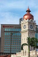 kuala lumpur, Malasia en mayo 22, 2023. muy hermosa histórico arquitectura de el sultán Abdul samad edificio. cerca arriba de el reloj torre, grande ben Malasia. visto el ocbc banco edificio detrás él. foto