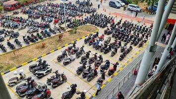 bekasi, Indonesia en diciembre 23 2023. muchos motorizado vehículos de varios tipos llenar el bekasi estación estacionamiento lote. foto