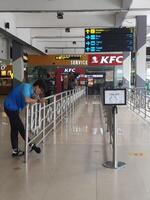 Jacarta, Indonesia en julio 7 7 2022. el atmósfera desde el salida de el llegada sección de halim perdanakusuma aeropuerto, usted lata ver pasajeros entrando y oficiales en pie guardia. foto