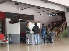 Jacarta, Indonesia en julio 7 7 2022. el atmósfera desde el salida Entrada de halim perdanakusuma aeropuerto, visible a pasajeros entrando y oficiales en guardia. allí es además un yo cheque foto