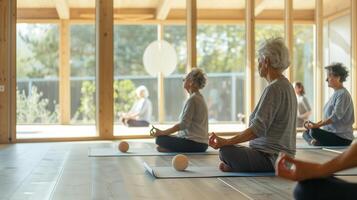 más viejo mujer práctica yoga, meditar en yoga clases y dirigir un activo y sano estilo de vida. Jubilación aficiones y ocio ocupaciones para el anciano. bokeh en el antecedentes. foto