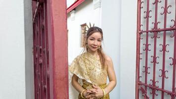 hembra mujer dama niña persona personas humano vestir tal cultura asiático joven adulto Tailandia bonito hermosa estilo de vida siam disfraz tradicional hembra wat arun viaje viaje turismo turista budismo Asia foto