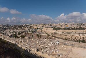 panorámico ver a Jerusalén antiguo ciudad desde el montar de Olivos, Israel. selectivo enfocar. alto calidad foto