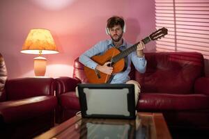 hombre enseñando remoto música guitarra lección por computadora transmisión llamada foto